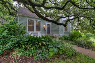 Building Photo - AVAILABLE AUGUST: Gorgeous, Remodeled 4 bed / 3 bath Hyde Park Area Home