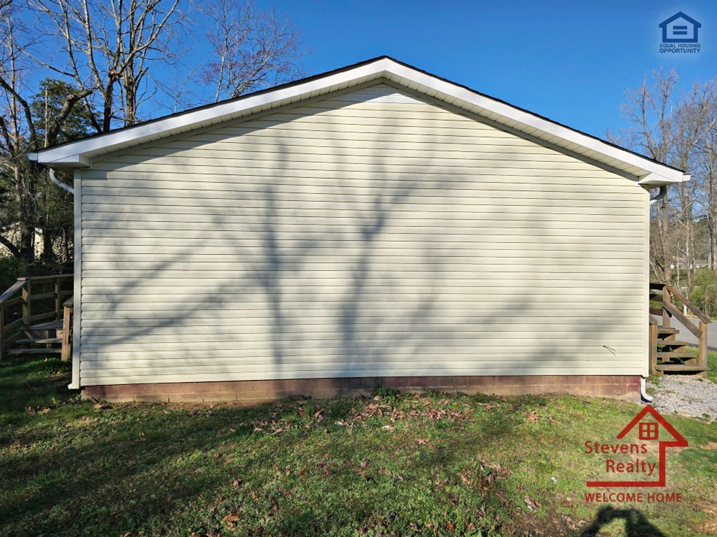 Building Photo - 210 Holly Berry Ln