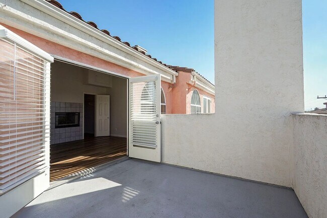 Building Photo - SD: Stunning 3BD/2.5BA Townhome in Imperial Beach with Ocean Views, Rooftop Patio & In-Unit Laundry