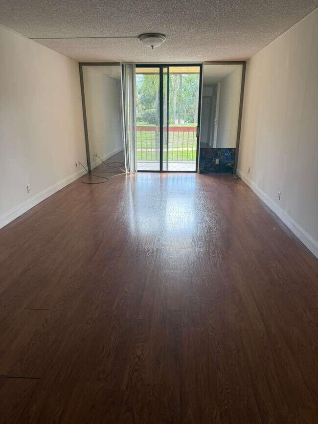 Building Photo - 733 SE 1st Way