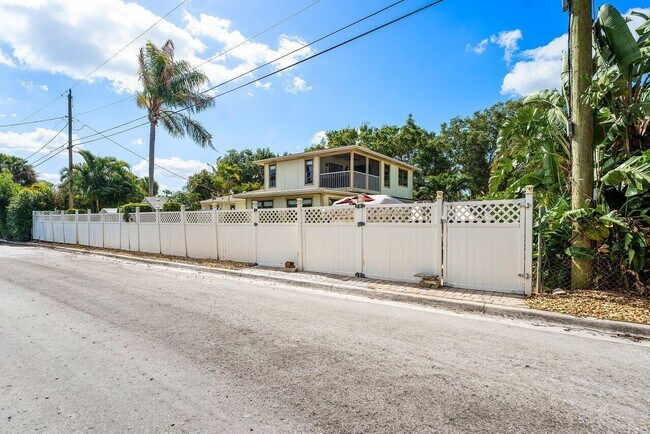 Building Photo - 2103 N Palm Cir