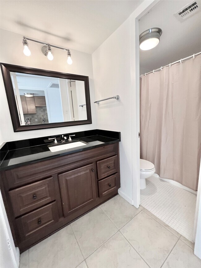 Building Photo - 2016 Main St