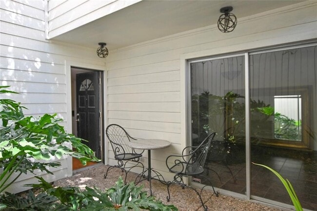 Building Photo - Stylish Townhouse in Prime Location – Walk...