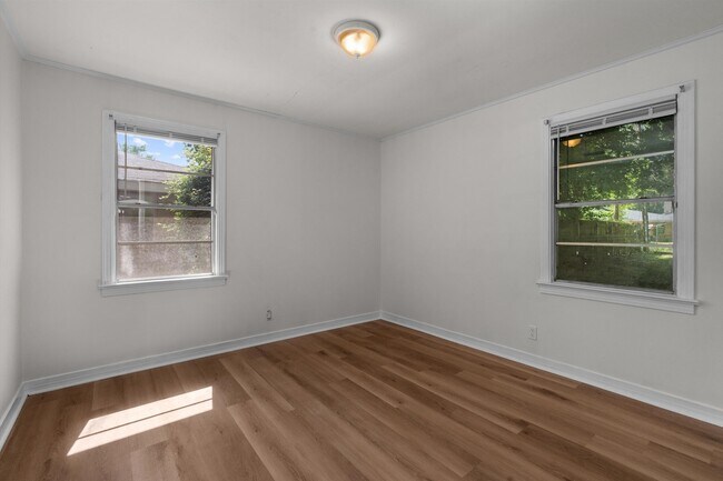 Building Photo - 826 Martha Ln