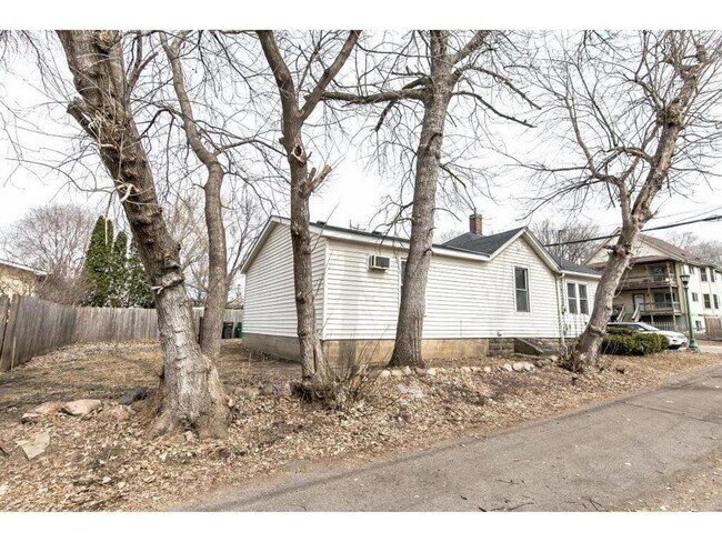 Building Photo - All Living Facilities on One Level. 3/1 Single Family Home.