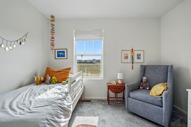 Building Photo - Spacious 3BR/3BA Townhome-Available NOW!