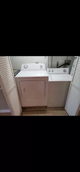 Building Photo - Room in Condo on University Ct