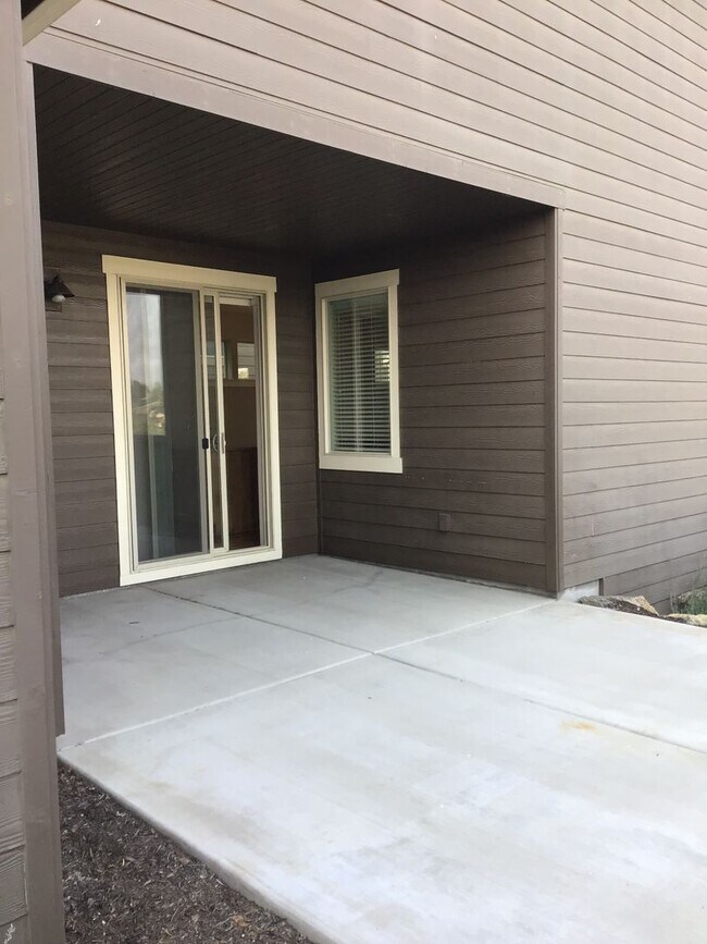 Building Photo - 3 Bedroom Home in the Bridges!