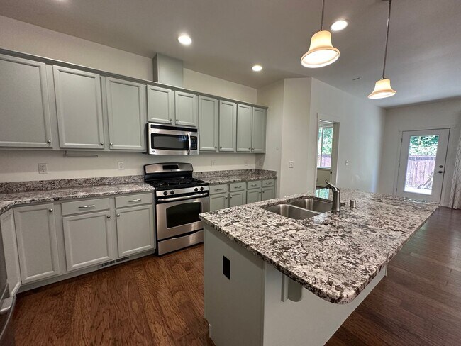 Building Photo - 3 Bed, 2.5 Bath House in Cordata Neighborhood