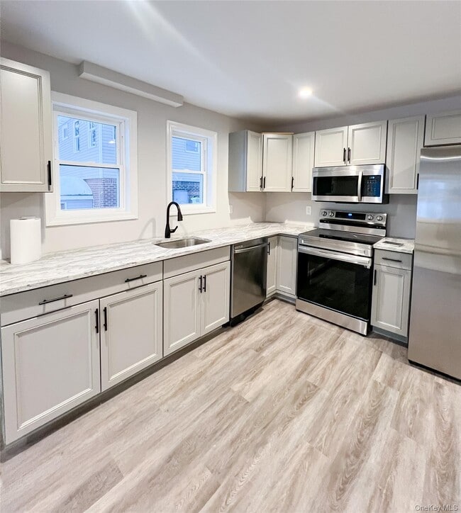 Building Photo - 800 Deer Park Ave