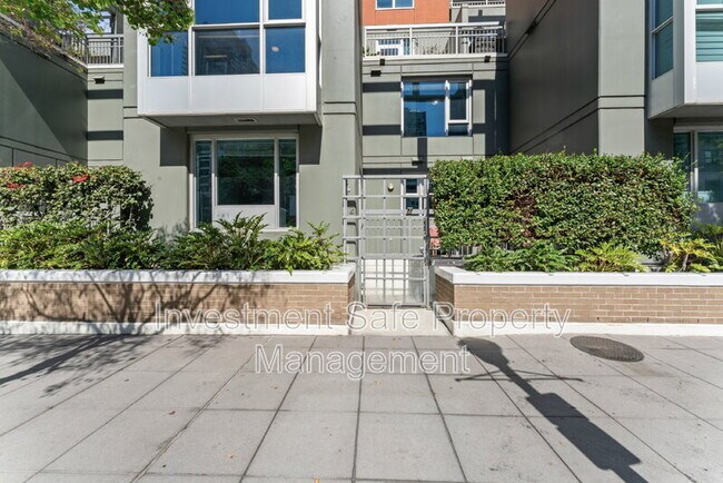 Building Photo - 300 W Beech St