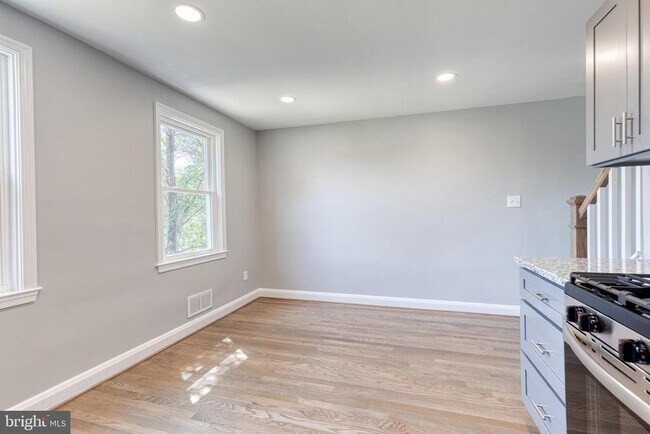 Building Photo - 633 Lucia Ave