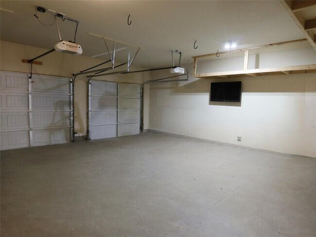 Building Photo - 204 Highland Village Ln