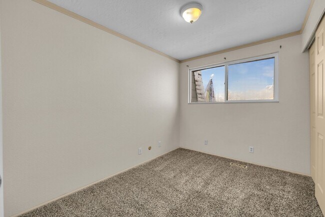 Building Photo - 5 Bedroom 3 Bathroom Home in Sandy!