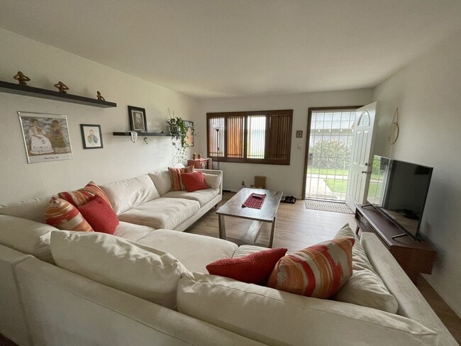 Building Photo - Beautiful single story 3 bedroom w/2 parki...