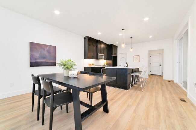 Building Photo - Low Maintenance Meridian Townhome!