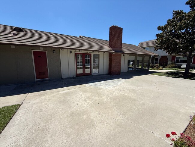 Building Photo - 4661 Larwin Ave