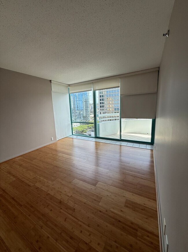 Building Photo - Uraku Tower 17 A Luxury Living!