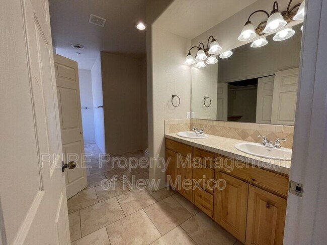 Building Photo - 3900 205 N Butler Ave