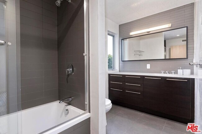 Building Photo - 614 Westmount Dr