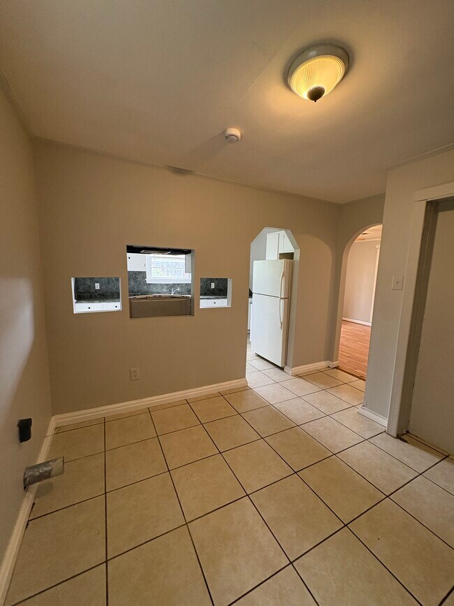 Building Photo - 325 3rd St