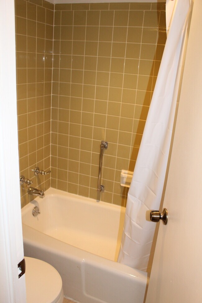 Building Photo - 200 Highland Ave