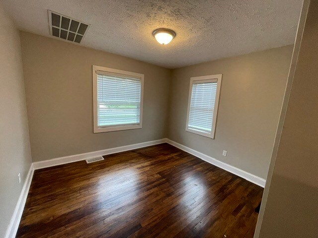 Building Photo - Gorgeous 4 bedroom