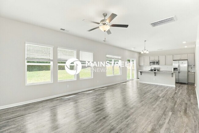 Building Photo - 4 Bedroom Pet-Friendly Home in Charlotte, NC with Main Street Renewal