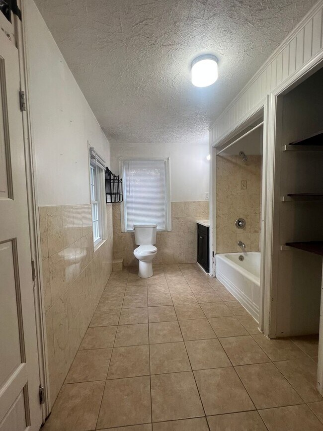 Building Photo - Spacious 3 Bedroom House Available Now!