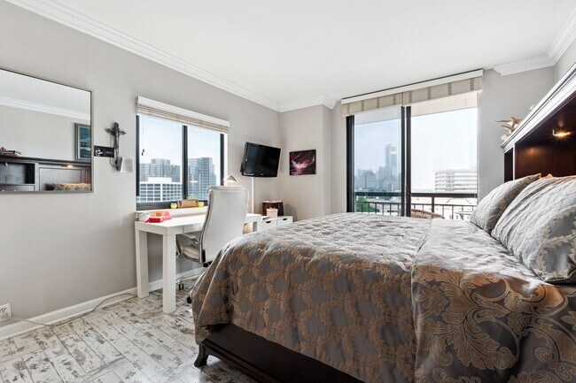 Building Photo - Renovated Condo with Skyline Views