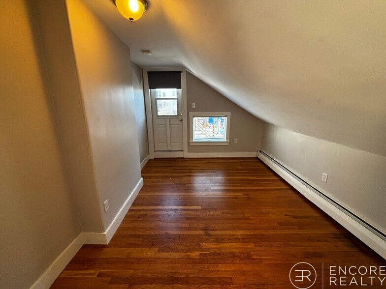 Building Photo - 222 Banks St