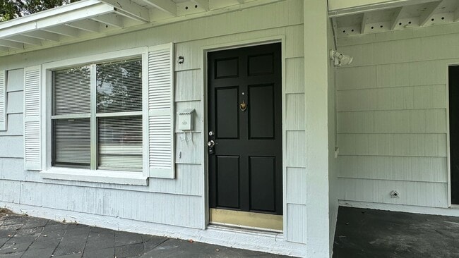 Building Photo - 3 Bed, 2 Bath Corner Lot Home!