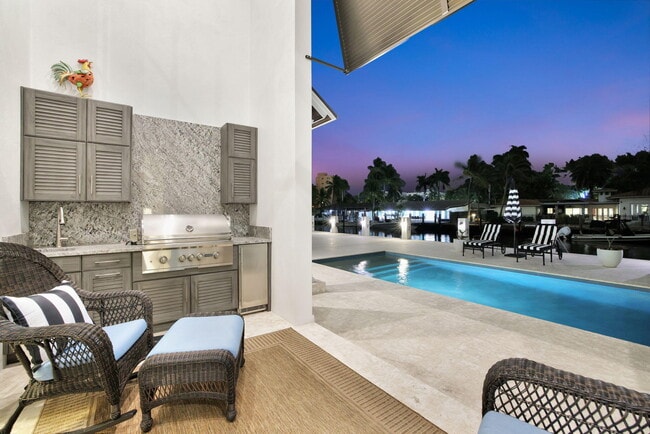 Building Photo - 400 Mola Ave