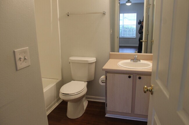 Building Photo - Updated Apartment in Plantation Point