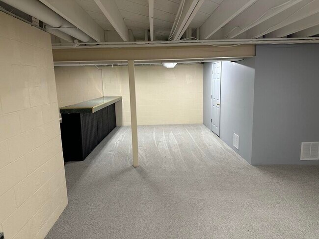 Building Photo - 2008 Fontaine Rd