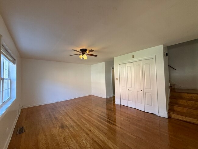 Building Photo - 1405 W Touhy Ave