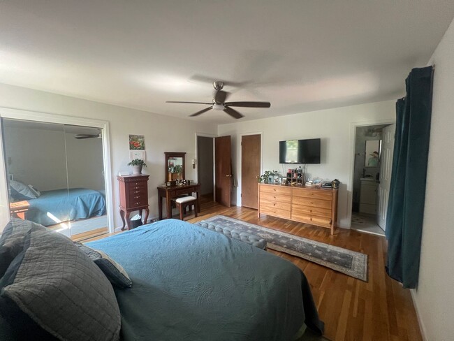 Building Photo - Spacious Well Maintained 3 Bedroom 2.5-Bat...
