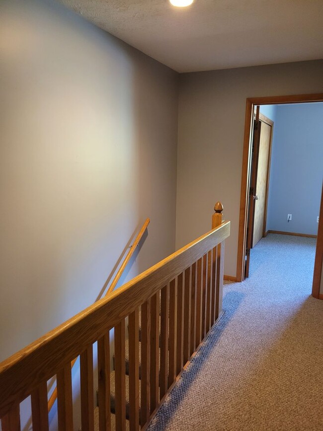 Building Photo - 4 bedroom Townhouse on Bloomington's South Side; Located in The Woodlands!