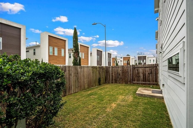 Building Photo - 5511 Paraiso Pl