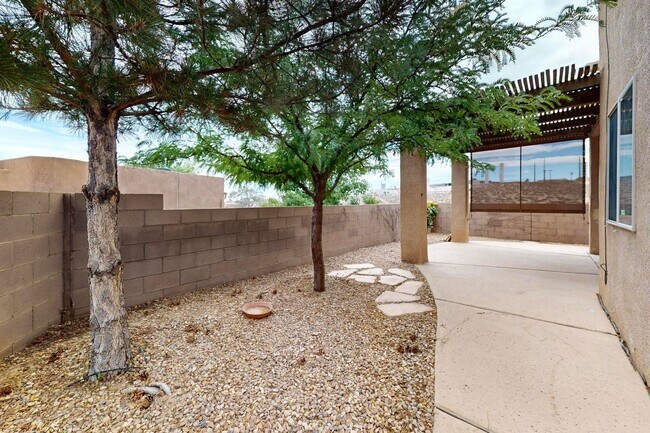 Building Photo - SE Rio Rancho 3 Bedroom  2 bath  2 car garage