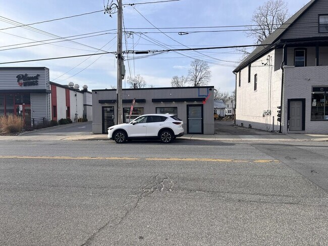 Building Photo - 826 Main St