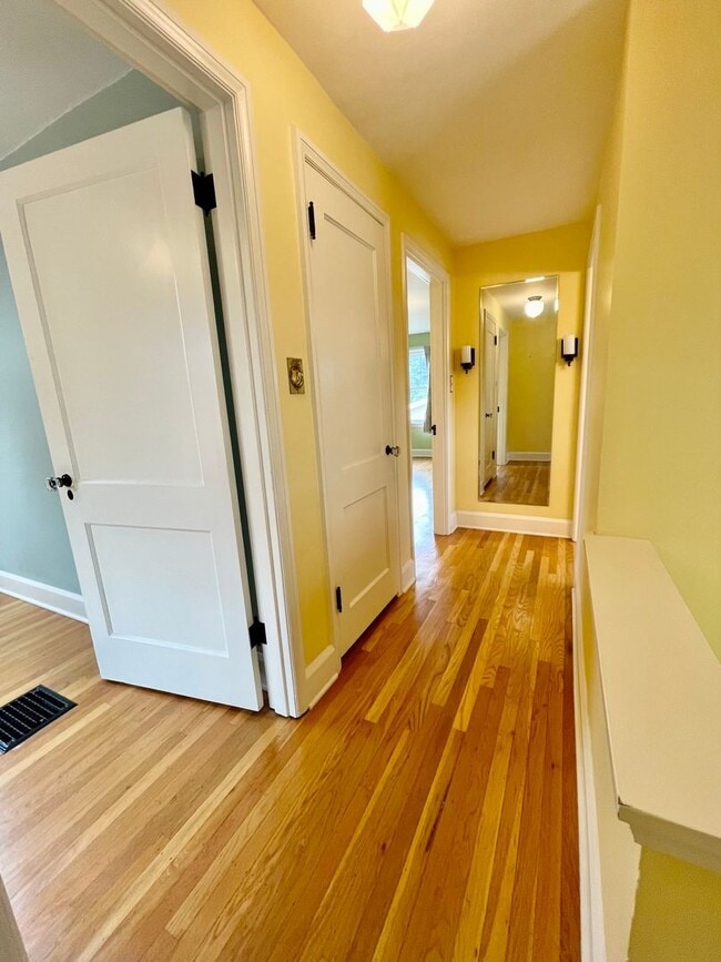 Building Photo - Well Maintained- 3 bed 2 bath Home - Piedm...