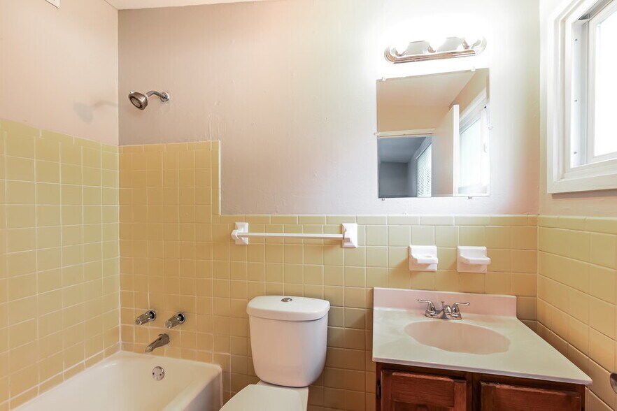 Building Photo - 790 Pebble Ln