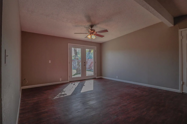 Building Photo - 3bed/1 bath property located in Central Lu...