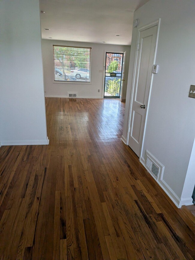 Building Photo - 1249 Farragut Pl NE
