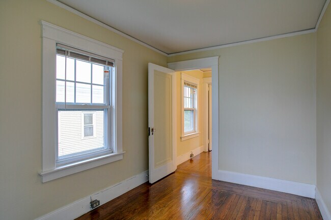 Building Photo - 123 Warren Ave