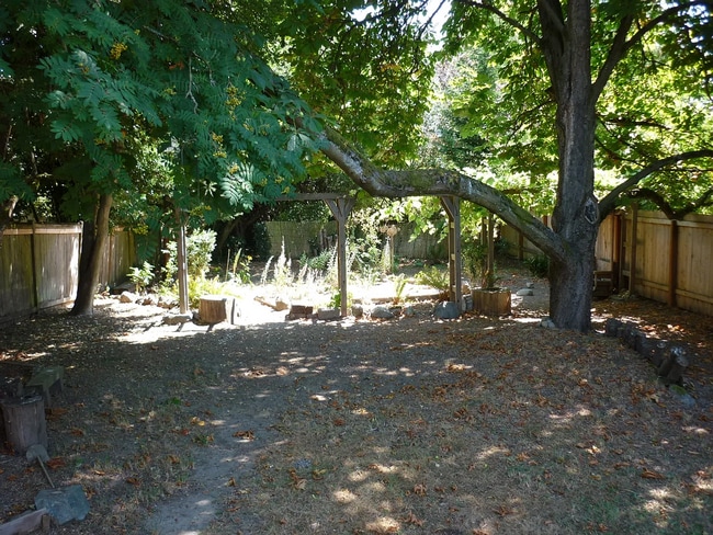 Building Photo - Great Northgate/Maple Leaf location - cute...