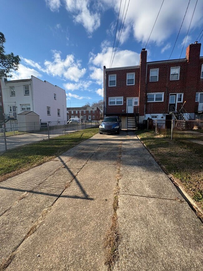 Building Photo - ** 3 BEDROOM TOWNHOME AVAILABLE**