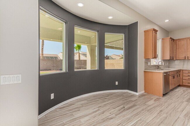 Building Photo - Anthem Highlands home with energy saving u...