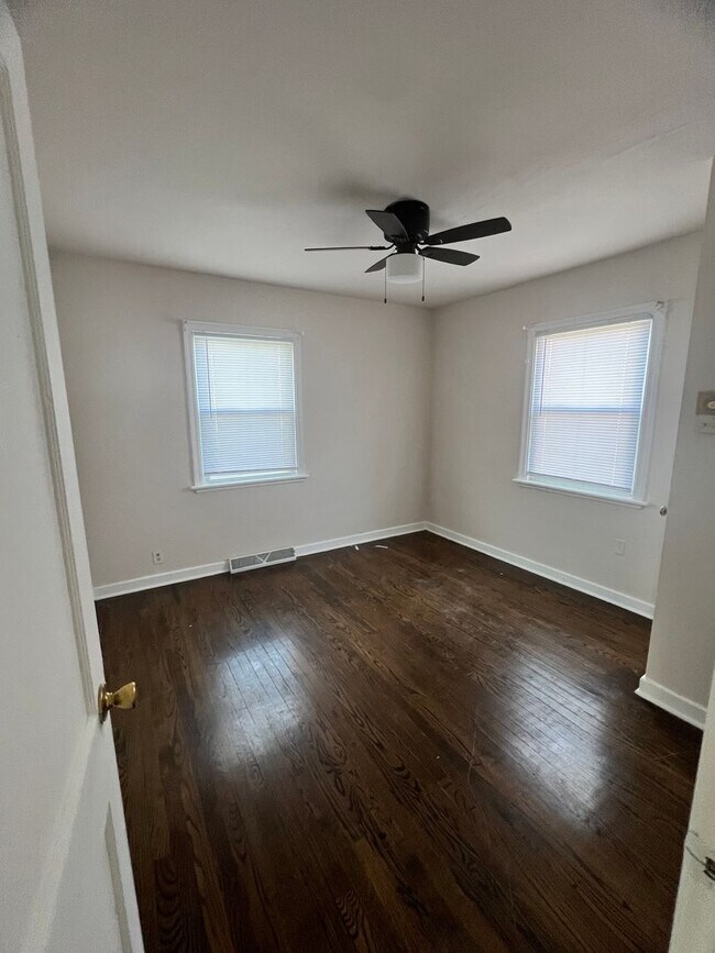 Building Photo - 3 Bedroom Home with 1.5 Bathrooms